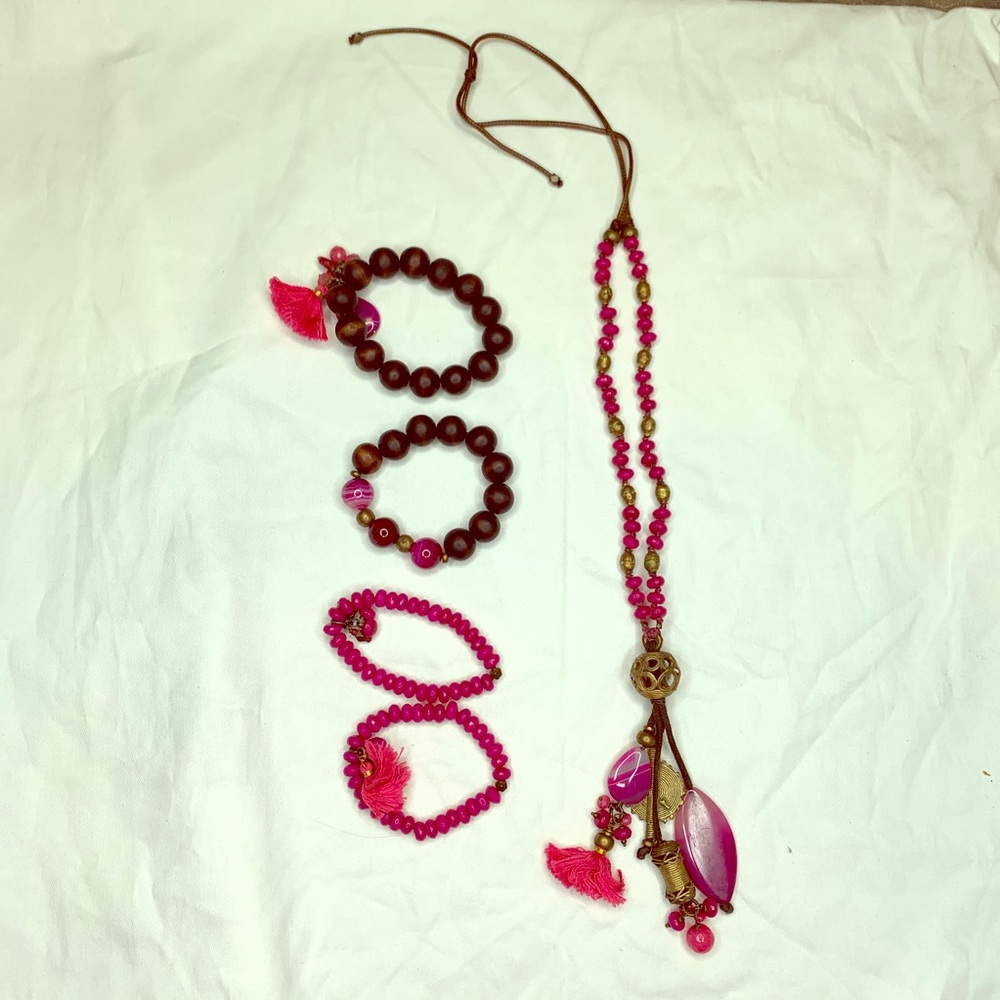 Magenta necklace and bracelet set